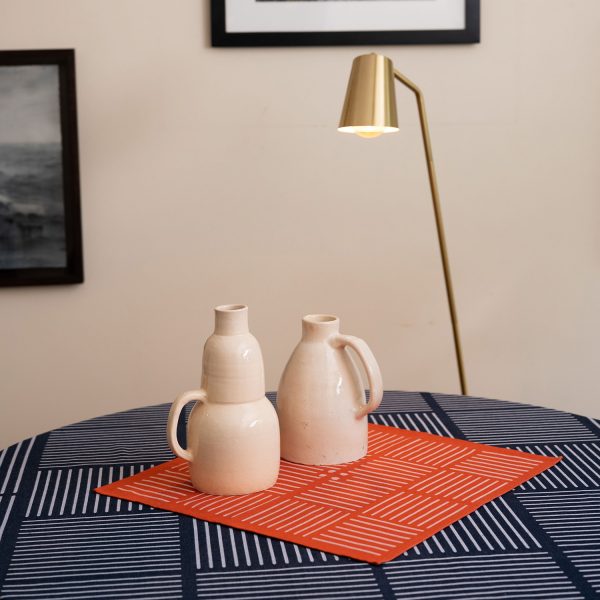 Interieur design avec une nappe et une serviette en centre de table pur une décoration originale deisgn et colorée